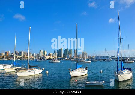 Landschaft mit Panoramablick auf die Downtown Skyline und Segelboote im Vordergrund vom North Harbor Drive in San Diego, Kalifornien, USA Stockfoto