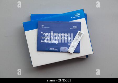 LONDON, Großbritannien - Mai 2021: NHS Test and Trace Covid-19 Home Test Kit Stockfoto