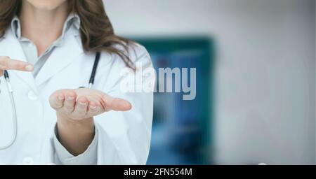 Zusammensetzung der Mittelsektion der Ärztin im Laborkittel zeigt Überfokussiert Krankenhaus Stockfoto