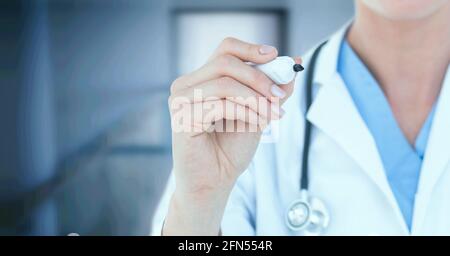 Zusammensetzung der Mittelsektion der Ärztin im Laborkittel mit Marker über Krankenhaus ohne Fokus Stockfoto