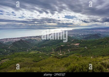 Bewölkte Landschaft. Panorama der Küste der Provinz Castellón von Benicassim nach Süden Stockfoto