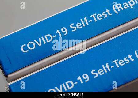 LONDON, Großbritannien - Mai 2021: NHS Test and Trace Covid-19 Home Test Kit Stockfoto