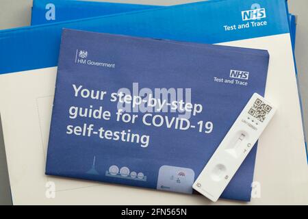 LONDON, Großbritannien - Mai 2021: NHS Test and Trace Covid-19 Home Test Kit Stockfoto