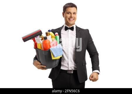Junger Mann in einem Anzug und Fliege mit einem Eimer mit Reinigungsmaterial isoliert auf weißem Hintergrund Stockfoto