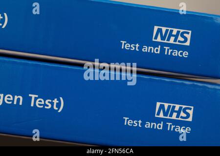 LONDON, Großbritannien - Mai 2021: NHS Test and Trace Covid-19 Home Test Kit Stockfoto