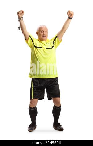 In voller Länge Porträt eines reifen Fußballschiedsrichters, der jubelt Hände hoch isoliert auf weißem Hintergrund Stockfoto
