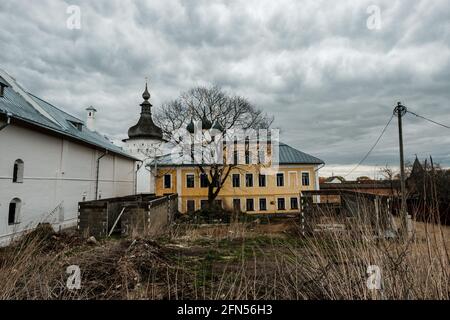 Blick auf den Kreml in Rostov vom Nero-See aus. Stockfoto