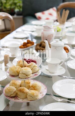 Nachmittagstee UK; Tischset mit Bone china, Scones und Tee-Service für traditionellen englischen Nachmittagstee, Suffolk UK Stockfoto