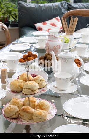 Nachmittagstee UK; Tischset mit Bone china, Scones und Tee-Service für traditionellen englischen Nachmittagstee, Suffolk UK Stockfoto
