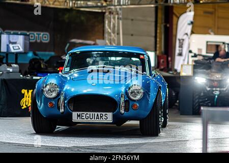 Riga, Lettland, 25. September 2020: Oldtimer Ford Shelby AC Cobra auf einer Automobilausstellung, Vorderansicht Stockfoto