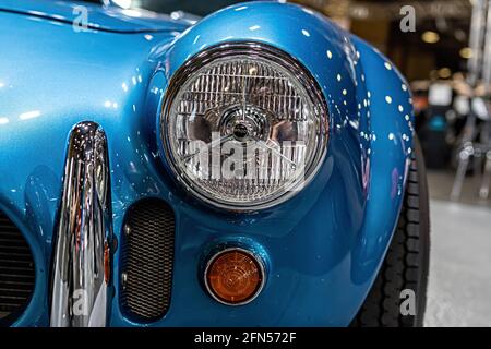 Riga, Lettland, 25. September 2020: Vintage Luxus-Cupercar Ford Shelby AC Cobra Detail Nahaufnahme, Frontscheinwerfer Stockfoto