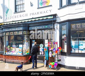 Aldeburgh Apotheke Shop, Aldeburgh, Suffolk, England, UK traditionelle Shop Fassade und Schaufenster Stockfoto