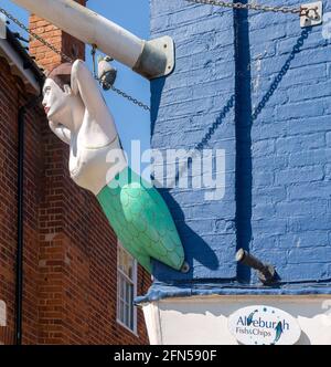 Die Galionsfigur von Mermaid Ship über dem Golden Galleon Fish and Chips Shop, Aldeburgh, Suffolk, England, Großbritannien Stockfoto