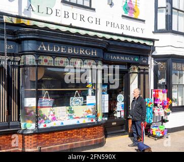 Aldeburgh Apotheke Shop, Aldeburgh, Suffolk, England, UK traditionelle Shop Fassade und Schaufenster Stockfoto