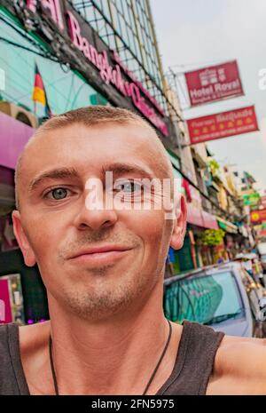 Weltreise Rucksacktouristen in China Town Bangkok, während starker Verkehr. Kannst du jetzt noch in Thailand Rucksack tragen? Stockfoto