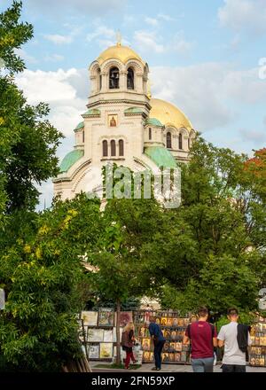 Touristen auf dem handgefertigten Ikonen-Markt und der Alexander-Nevsky-Kathedrale in Sofia, Bulgarien Stockfoto