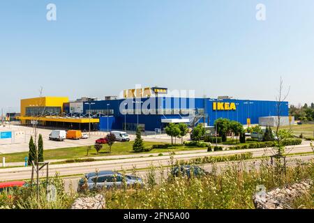 Gesamtansicht des Ikea-Ladens blau-gelbes Baugeschäft in den Außenbezirken von Sofia, Bulgarien, ab 2020 Stockfoto