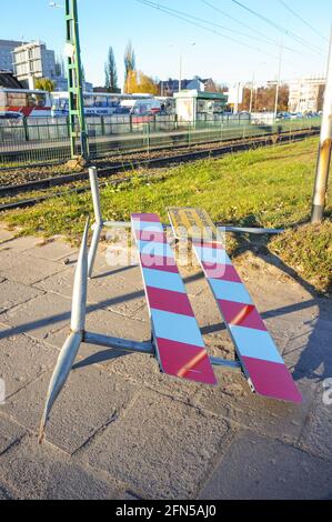 POZNAN, POLEN - 30. Dezember 2015: Baubarriere, die auf dem Boden an einer Straße in der Stadt liegt Stockfoto