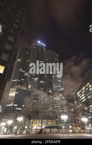 Ein Turm im Geschäftsviertel von Paris in La Nachts Défense Stockfoto