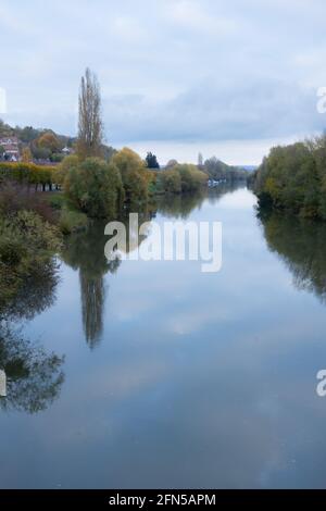 Eine Reflexion über die seine in der Normandie auf einem Winterwolkiger Tag Stockfoto
