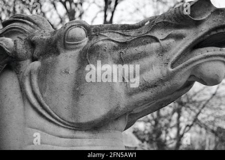 Nahaufnahmen der historischen Gruppe öffentlicher Skulpturen von Albert Hodge, die Navigation und Kohlebergbau darstellen. Die männliche Figur schaut nach oben Stockfoto