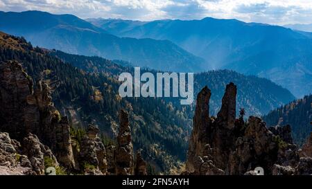 Dieses schöne Foto aus dem Cagrankaya-Tal in Rize, das die Kombination verschiedener Schattierungen vom Himmel enthält, spiegelt sein aest wider Stockfoto