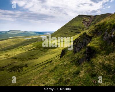 Fan Brycheiniog im Bannau Brycheiniog (Brecon Beacons) National Park mit Llyn y Fan Fawr darüber hinaus vom Fuß des Fan Foel an der Grenze zwischen Powys und Carmarthenshire, Südwales. Stockfoto