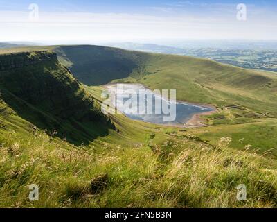 Llyn y Fan Fach Lake von Picws du an der Steilküste der Carmarthen Fans im Bannau Brycheiniog (Brecon Beacons) National Park, Carmarthenshire, Südwales. Stockfoto