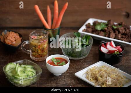 Erstellen oder bauen Sie Ihre eigene Schüssel mit koreanischem Bibimbap, in dem Hackfleisch, gekochter Reis, mariniertes Fleisch, leicht eingelegtes Gemüse, leckere Chilisauce und Kimchi sowie rohe oder gebratene Eier darauf verwendet werden. Foto Janerik Henriksson / TT-Code 10010 Stockfoto