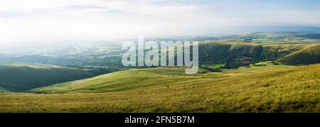 Die sanften Hügel von Carmarthenshire im Sommer von Waun Lefrith im Bannau Brycheiniog (Brecon Beacons) National Park, Südwales. Stockfoto