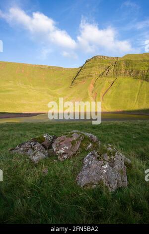 Llyn y Fan Fach Lake unterhalb des Abhangs der Carmarthen Fans (Bannau Sir Gaer) im Bannau Brycheiniog (Brecon Beacons) National Park, Carmarthenshire, Südwales. Stockfoto