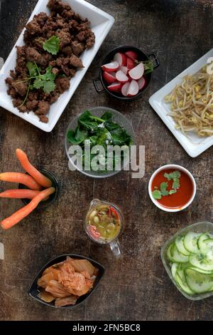 Erstellen oder bauen Sie Ihre eigene Schüssel mit koreanischem Bibimbap, in dem Hackfleisch, gekochter Reis, mariniertes Fleisch, leicht eingelegtes Gemüse, leckere Chilisauce und Kimchi sowie rohe oder gebratene Eier darauf verwendet werden. Foto Janerik Henriksson / TT-Code 10010 Stockfoto