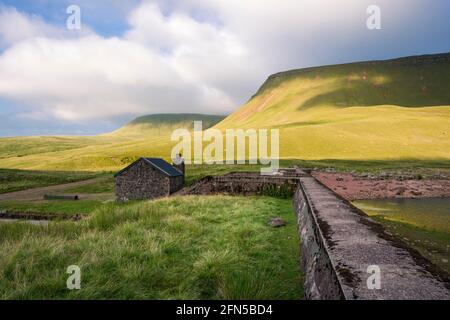 Der Staudamm am Llyn y Fan Fach See unterhalb des Abhangs der Carmarthen Fans (Bannau Sir Gaer) im Bannau Brycheiniog (Brecon Beacons) National Park, Carmarthenshire, Südwales. Stockfoto