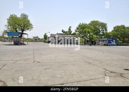 Beawar, Rajasthan, Indien, 13. Mai 2021: Der Bussstand auf den Straßen trägt einen menschenleeren Look während der fortlaufenden COVID-19-Sperre, die von der Regierung unter dem Anstieg der Coronavirus-Fälle in Beawar verhängt wurde. Foto: Sumit Salawat Beawar, Rajasthan, Indien, 13. Mai 2021: Straßenverkehrsbusse wurden während der von der Regierung verhängten COVID-19-Sperre in Beawar im Depot am Busstand gesperrt. Kredit: Sumit-Samarwat/Alamy Live Nachrichten Stockfoto