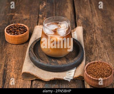 Eiskaffee auf einem Holzhintergrund. Ein erfrischendes, belebendes Getränk. Seitenansicht. Stockfoto