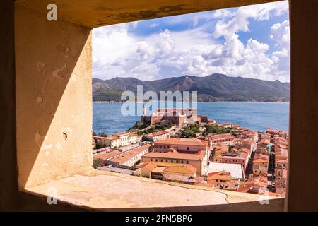 Blick von der mittelalterlichen Festung Forte Falcone auf die historische Stadt Portoferraio (Elba, Toskana, Italien) Stockfoto