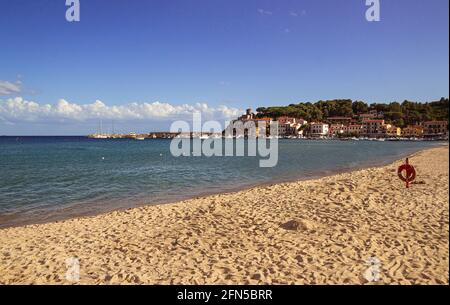 Leerer Strand am Ende der Saison bei Abendsonne in Marina di Campo, Insel Elba, Toskana, Italien Stockfoto