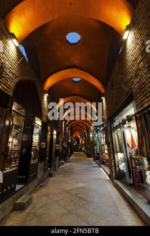 In einem Markt in den Straßen von Yazd bei Blue Stunde Stockfoto