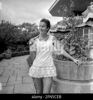 Die britische Tennismeisterin Virginia Wade posiert mit einem neuen Tenniskleid von Teddy Tinling für die Kamera. Sie ist im Dachgarten von Derry and Toms in Kensington, London, zu sehen. Stockfoto