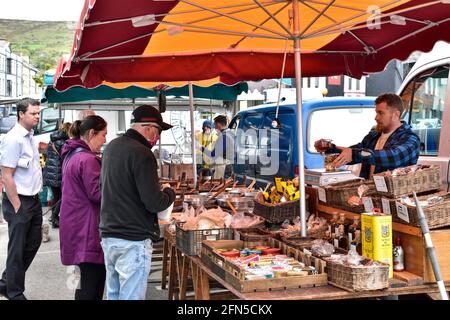 Bantry, West Cork, Irland. Mai 2021. Der Stadtmarkt von Bantry war heute voll, da Reisen zwischen den Grafschaften aus nicht unbedingt notwendigen Gründen zurückgegeben wurden. Kredit: Bantry Media/Alamy Live Nachrichten Stockfoto