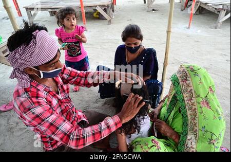 Prayagraj, Uttar Pradesh, Indien. Mai 2021. Prayagraj: Familienmitglieder bevorzugen, Gundan Sanskar in Sangam während der Regierung verhängte Lockdown, um die Ausbreitung des Coronavirus in Prayagraj am Freitag, den 14. Mai 2021, einzudämmen. Quelle: Prabhat Kumar Verma/ZUMA Wire/Alamy Live News Stockfoto