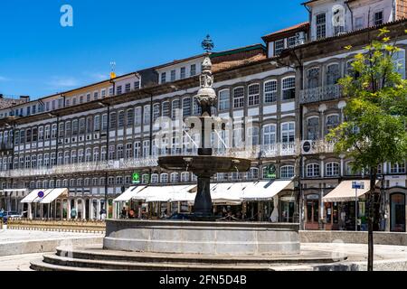 Brunnen auf dem Platz Largo do Toural, Guimaraes, Portugal, Europa Stockfoto