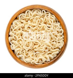 Gekochte Instant-Nudeln in einer Holzschüssel. Gekochter Instant-Ramen. Nudeln, die in vorgekochten und getrockneten Blockformen verkauft werden, werden in kochendem Wasser getränkt. Stockfoto