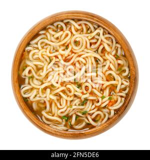 Instant Ramen mit Gemüsegeschmack in einer Holzschüssel. Instant Nudeln, in kochendem Wasser getränkt und gewürzt. Stockfoto