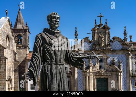 Statue des heiligen Franziskus vor der Kirche Igreja de São Francisco, Guimaraes, Portugal, Europa Statue des heiligen Franziskus und die Kirche von Sai Stockfoto