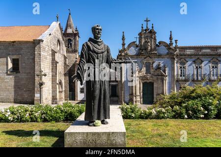 Statue des heiligen Franziskus vor der Kirche Igreja de São Francisco, Guimaraes, Portugal, Europa Statue des heiligen Franziskus und die Kirche von Sai Stockfoto