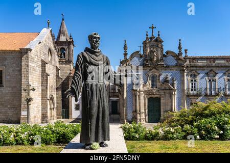 Statue des heiligen Franziskus vor der Kirche Igreja de São Francisco, Guimaraes, Portugal, Europa Statue des heiligen Franziskus und die Kirche von Sai Stockfoto