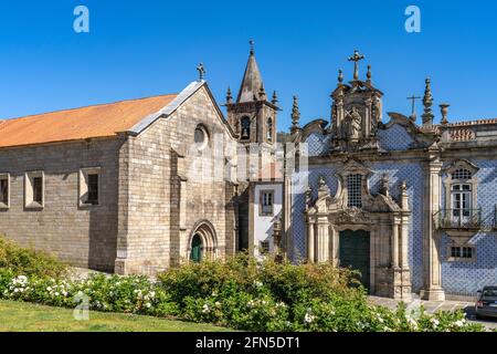 Statue des heiligen Franziskus vor der Kirche Igreja de São Francisco, Guimaraes, Portugal, Europa Statue des heiligen Franziskus und die Kirche von Sai Stockfoto