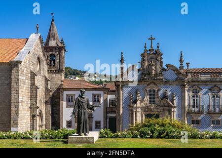 Statue des heiligen Franziskus vor der Kirche Igreja de São Francisco, Guimaraes, Portugal, Europa Statue des heiligen Franziskus und die Kirche von Sai Stockfoto