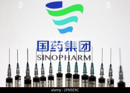 Kiew, Ukraine. Mai 2021. Medizinische Spritzen sind vor dem Sinopharm-Logo in dieser Abbildung abgebildet, die am 13. Mai 2021 in Kiew, Ukraine, aufgenommen wurde. Die Weltgesundheitsorganisation hat den Einsatz des chinesischen Coronavirus-Impfstoffs Sinopharm COVID-19 für den Notfall genehmigt, und insgesamt hat DIE WHO nun 6 Impfstoffe für SARS-CoV-2 registriert, wie Medien berichteten. (Foto von Alex Chitaro/Sipa USA) Quelle: SIPA USA/Alamy Live News Stockfoto